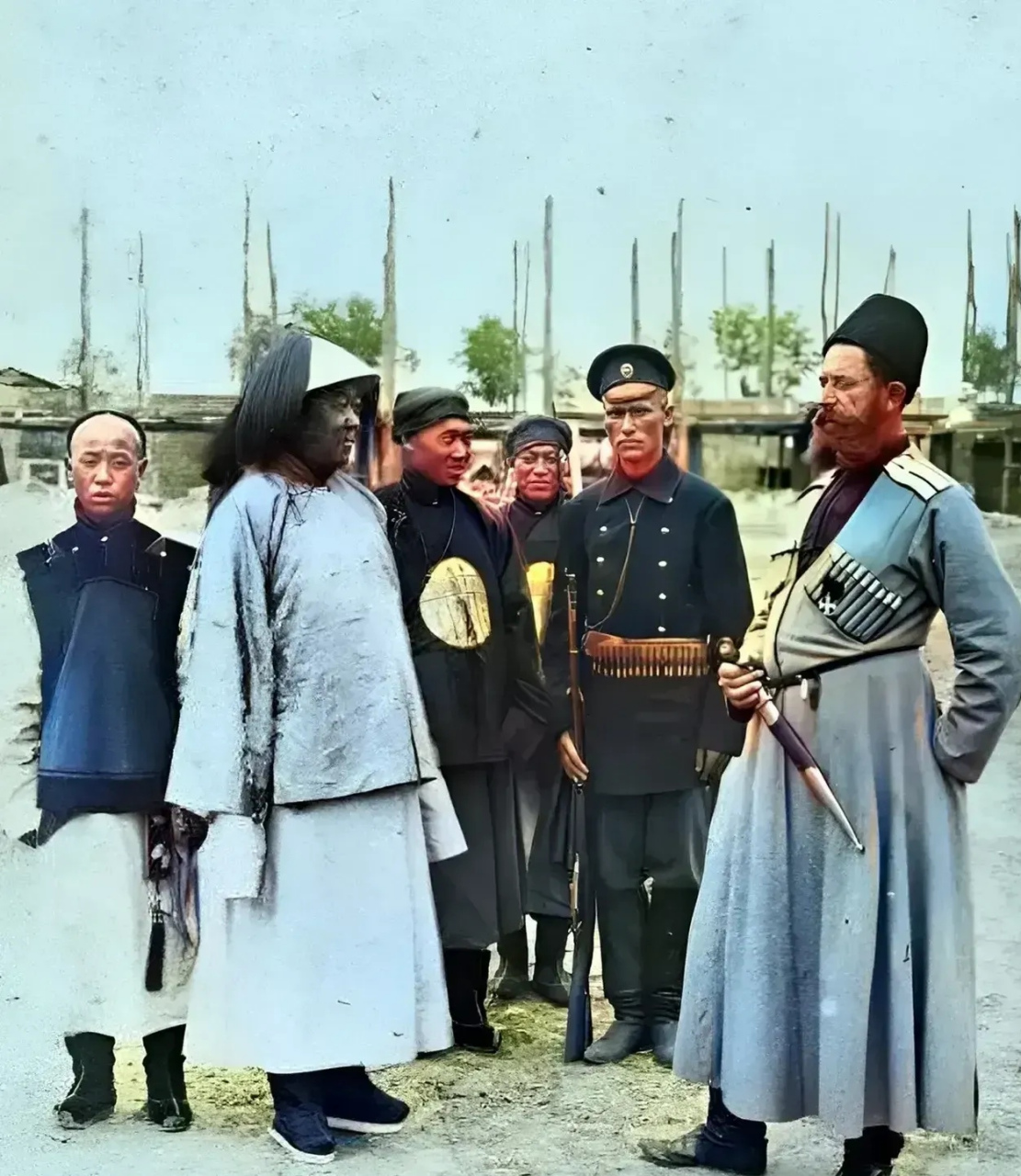 几个清朝官员与沙俄军人交涉,从他们的衣服看,仿佛隔了几个世纪一样.