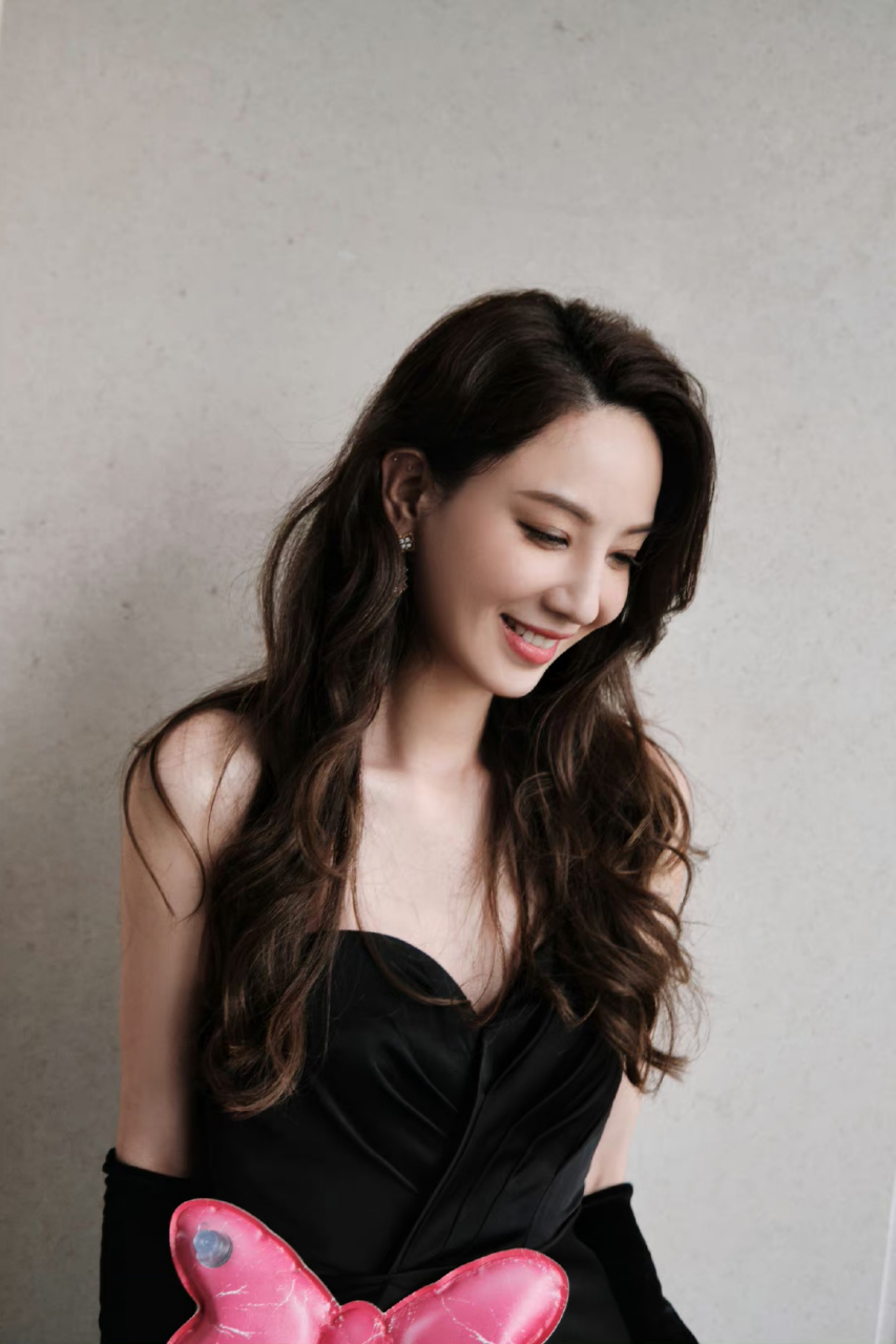 郑希怡# 一袭黑色抹胸波浪裙,尽显优雅气质,粉色蝴蝶结点缀灵动俏皮