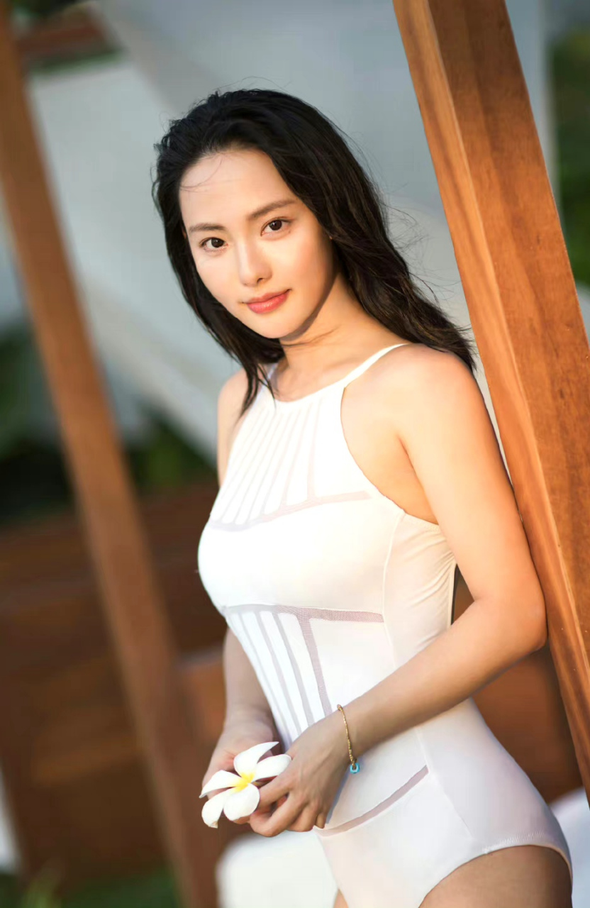 张嘉倪泳装大片