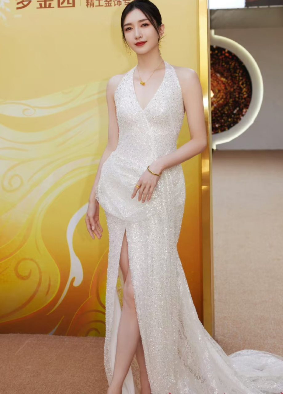江疏影参加活动肩膀真宽,她坚持健身几个月练成直角肩了,穿礼服显得很
