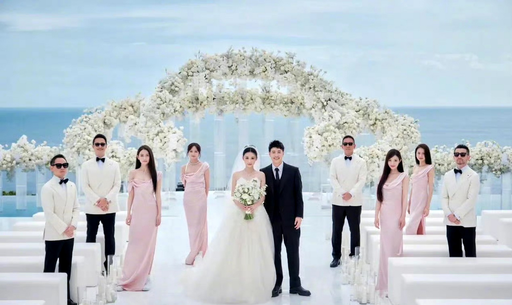 王力宏在潘玮柏婚礼深情献唱《i will always love you》,给与新人