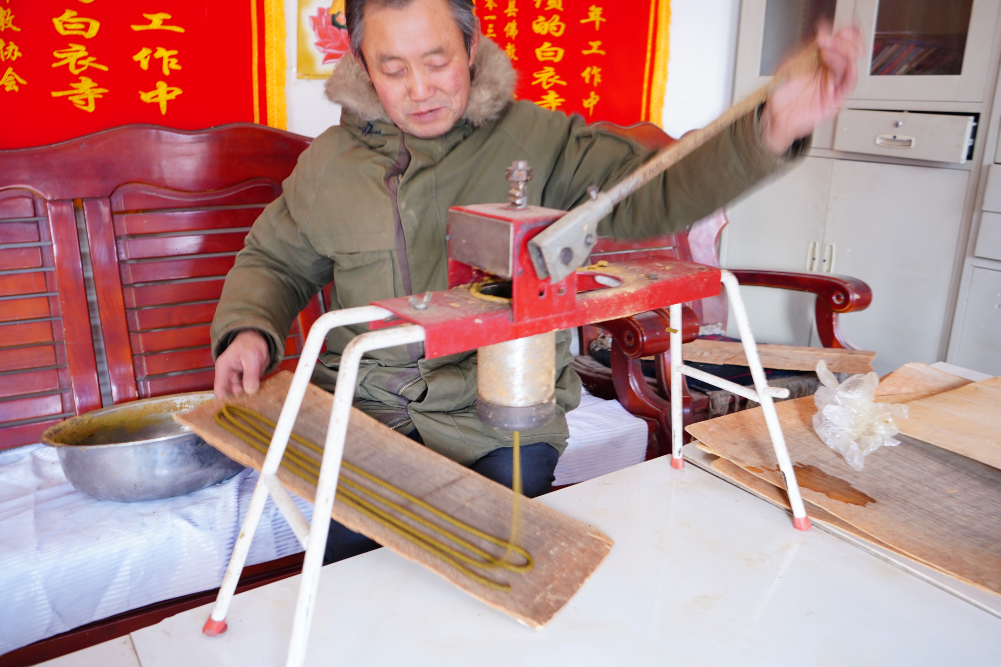 香是咋做的?陝北小廟用原始方法制香,用上了餄烙床,大開眼界