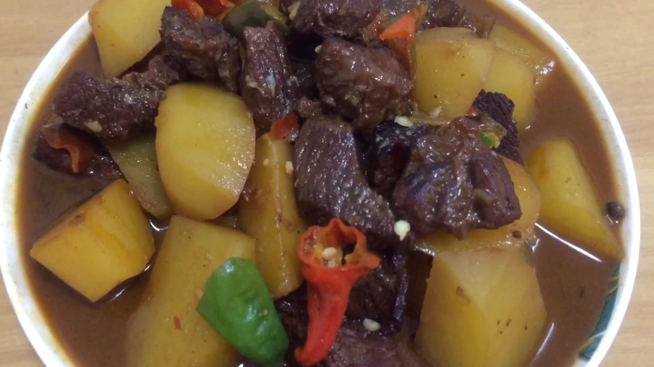 做家常版的土豆炖牛肉,牛肉软烂好吃,土豆入味,汤汁都可以泡饭