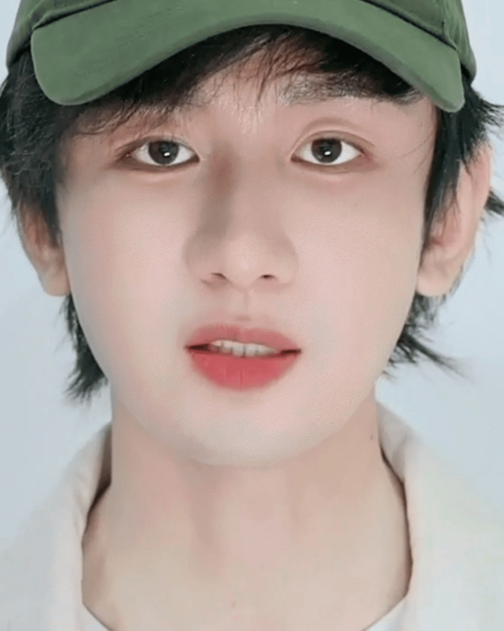 眼睛自带眼线,下睫毛比较密,看着这张脸觉得世界温柔又美好.