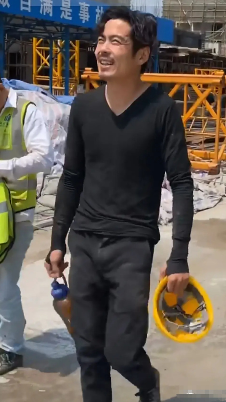 工地小伙酷似小包总杨烁,靠着这张脸俘获三百多万粉丝,走红后离开工地