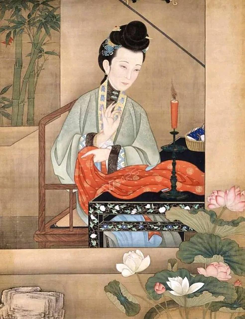 古代有个婆婆总怀疑老公和儿媳有染,一天夜里,她换上老头子的衣服