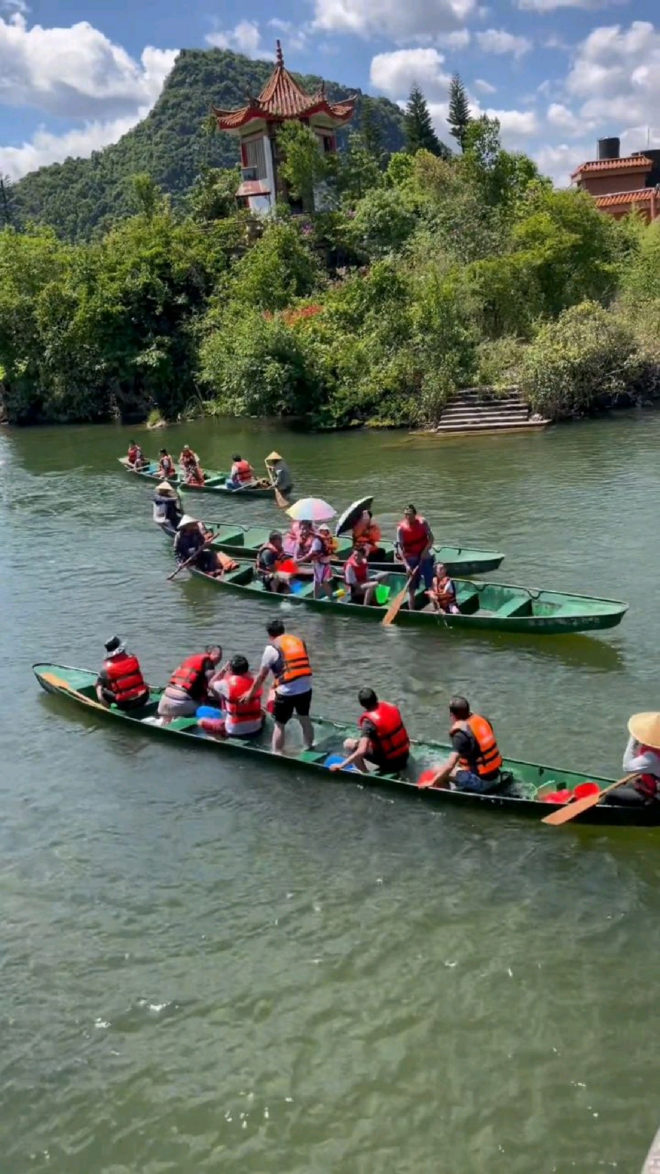 来普者黑坐柳叶小舟泼水吧泼翻船的那种哈哈哈普者黑玩水的季节