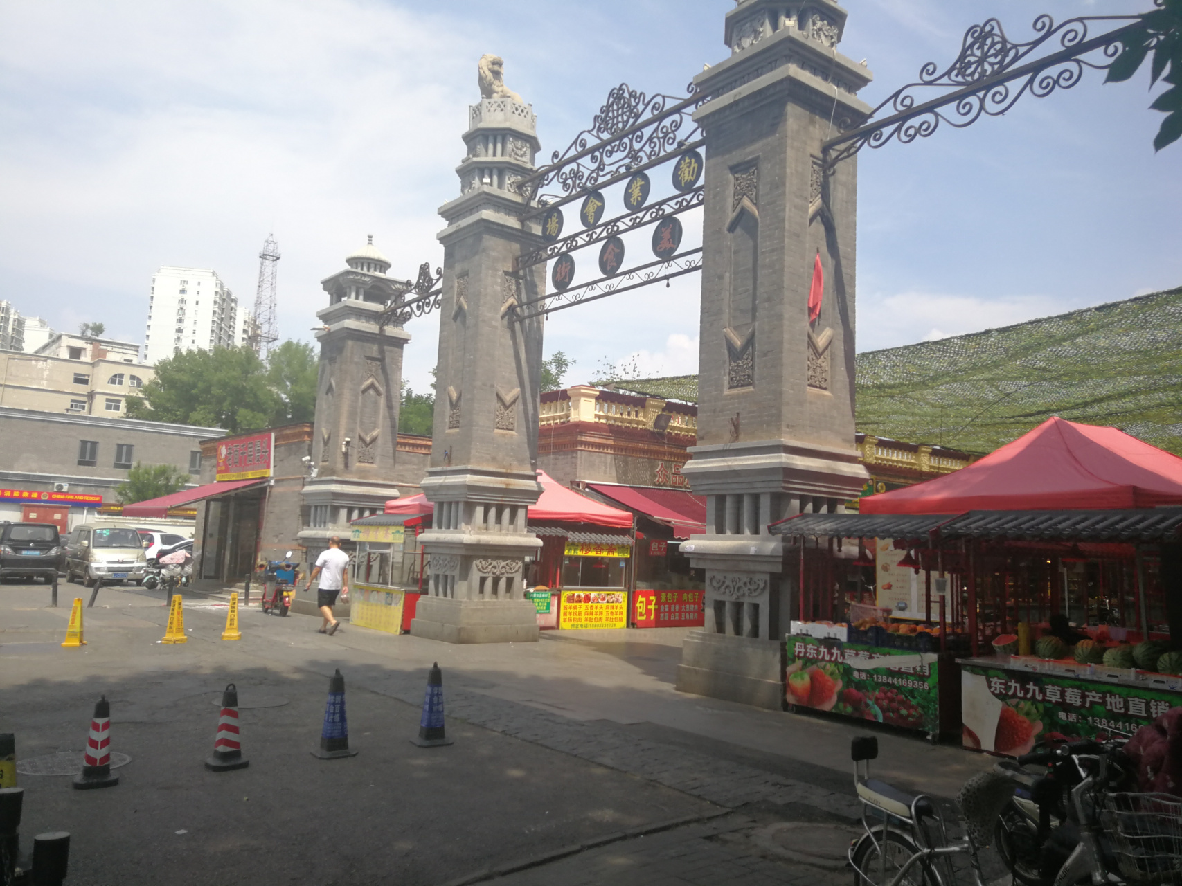 中山美食街位于河北区中山路,是一条不到200米的小吃街,汇聚了丰富