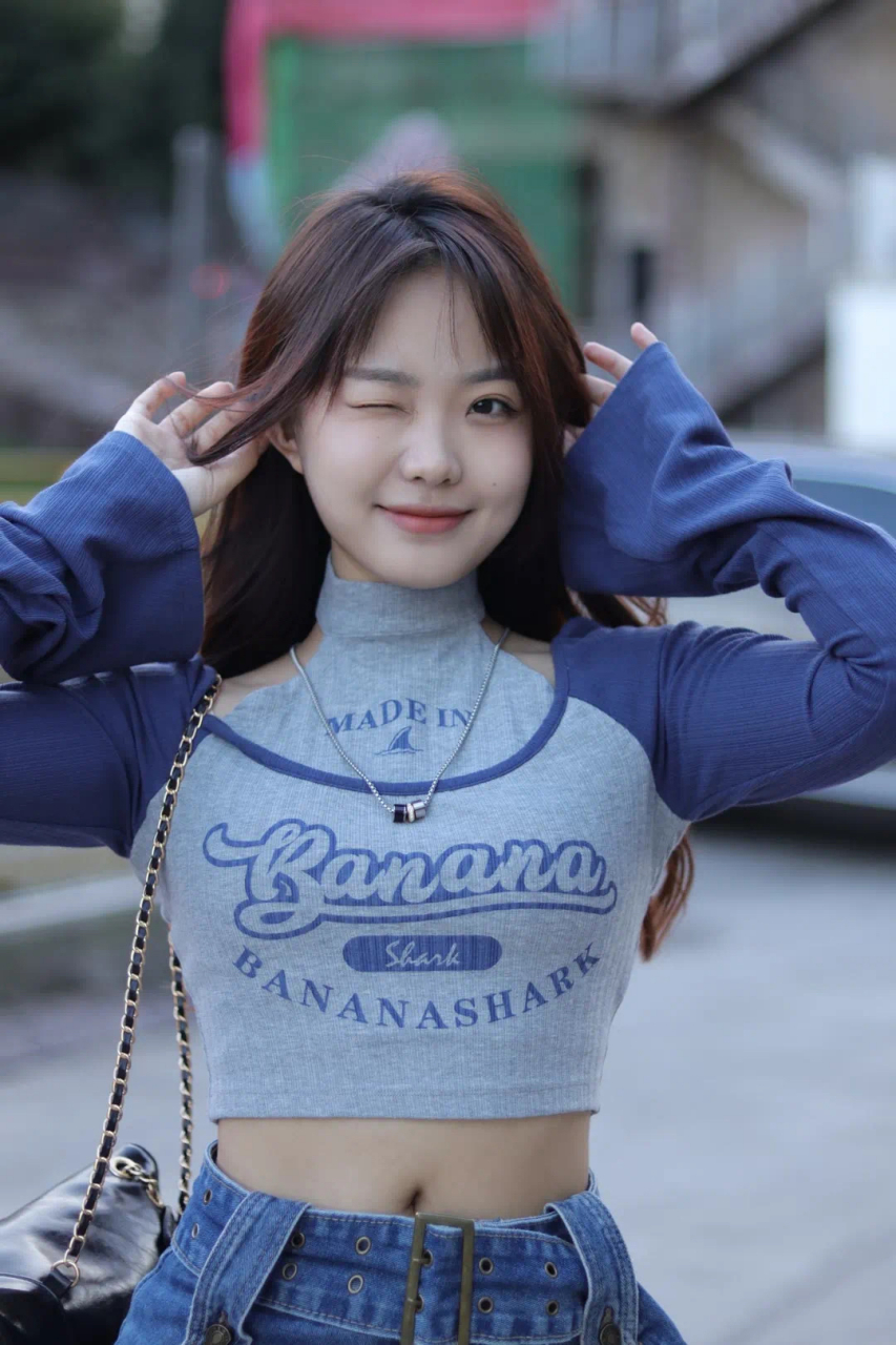 调皮可爱的牛仔短裙女孩#时尚街拍美女