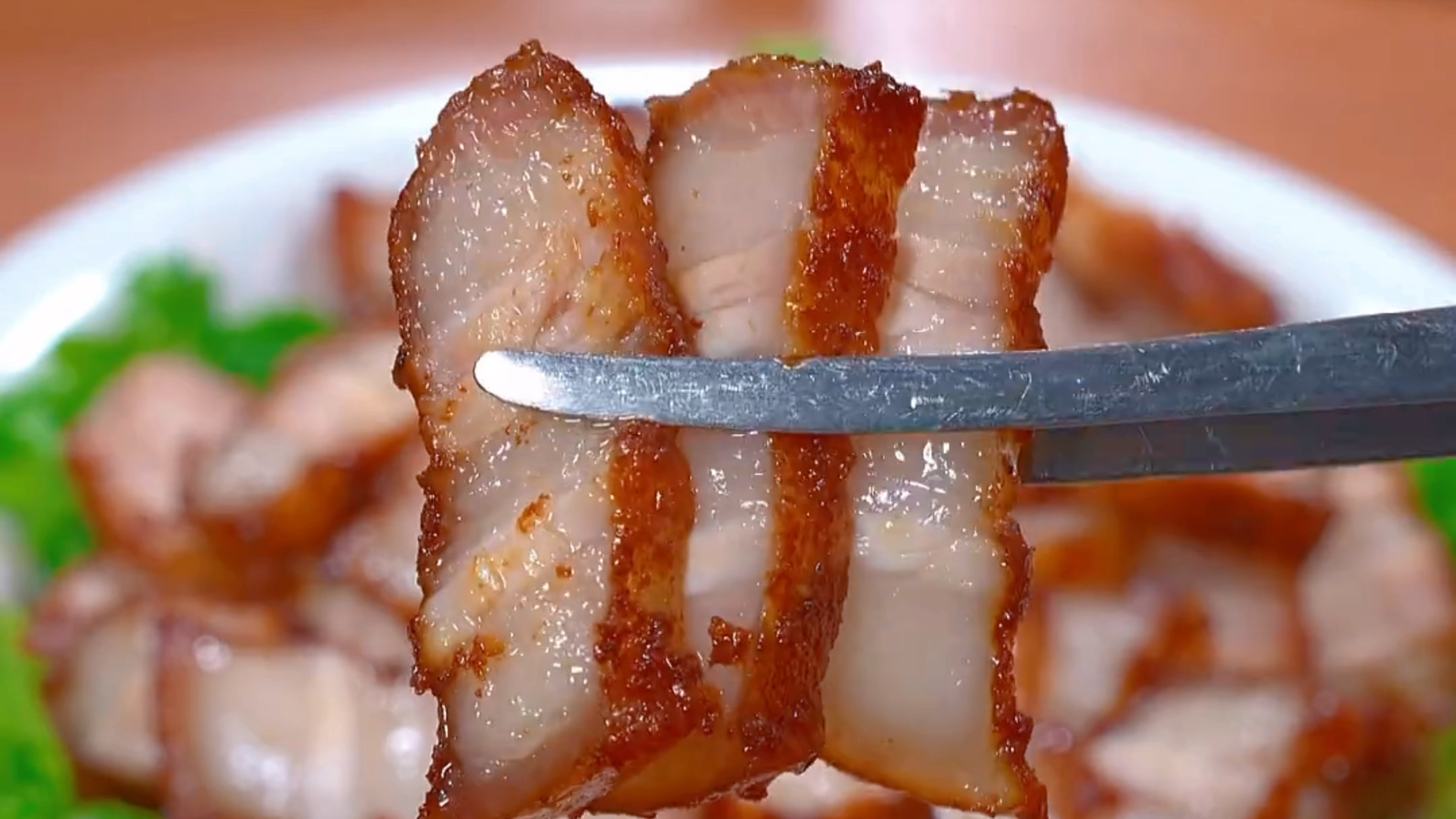 做梦也没有想到,把五花肉放入啤酒里泡一泡,出锅煎香酥脆