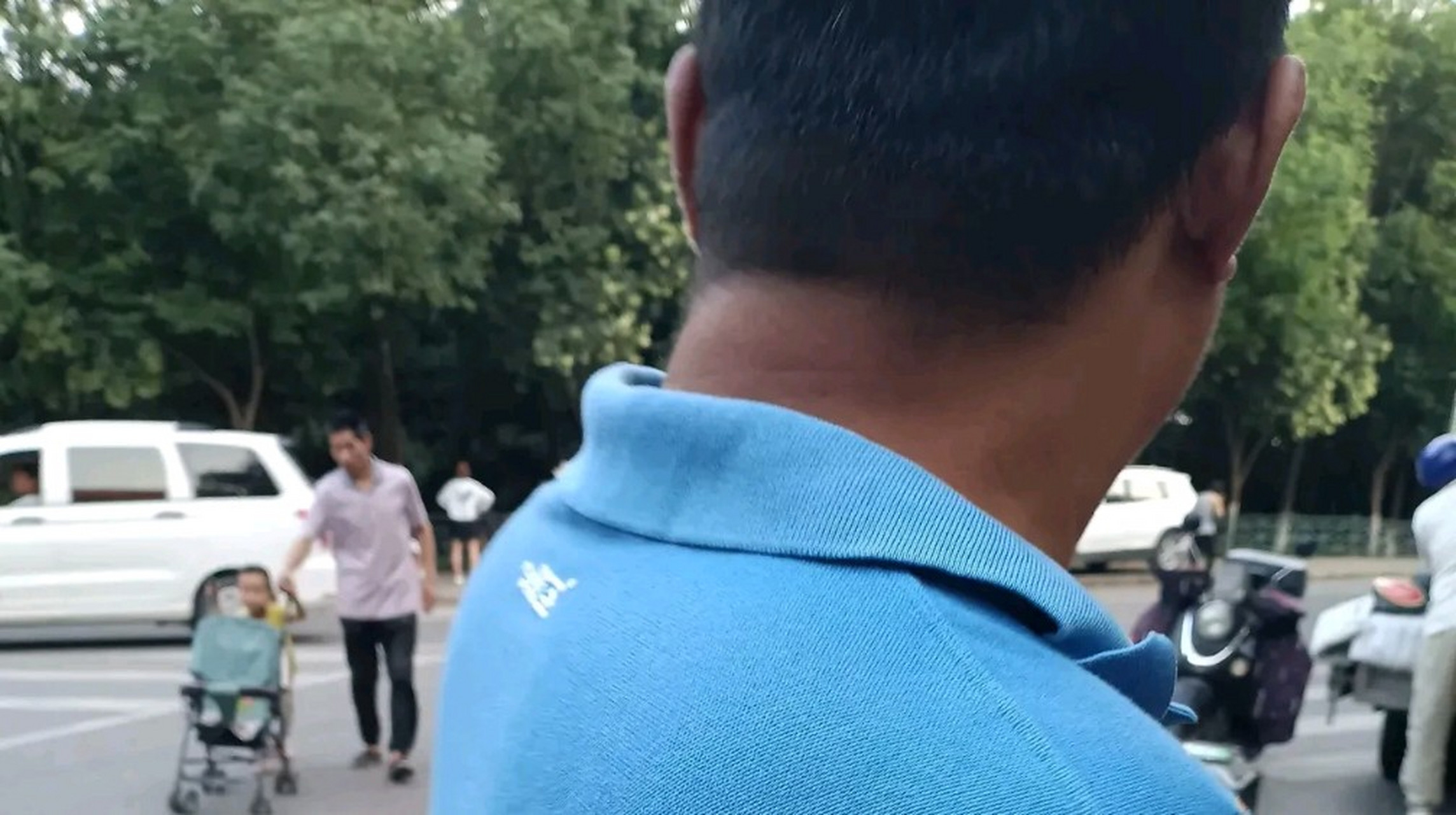 他是河南周口人,在西三环边上卖叫花鸡,叫花鸡卖28块钱一只.