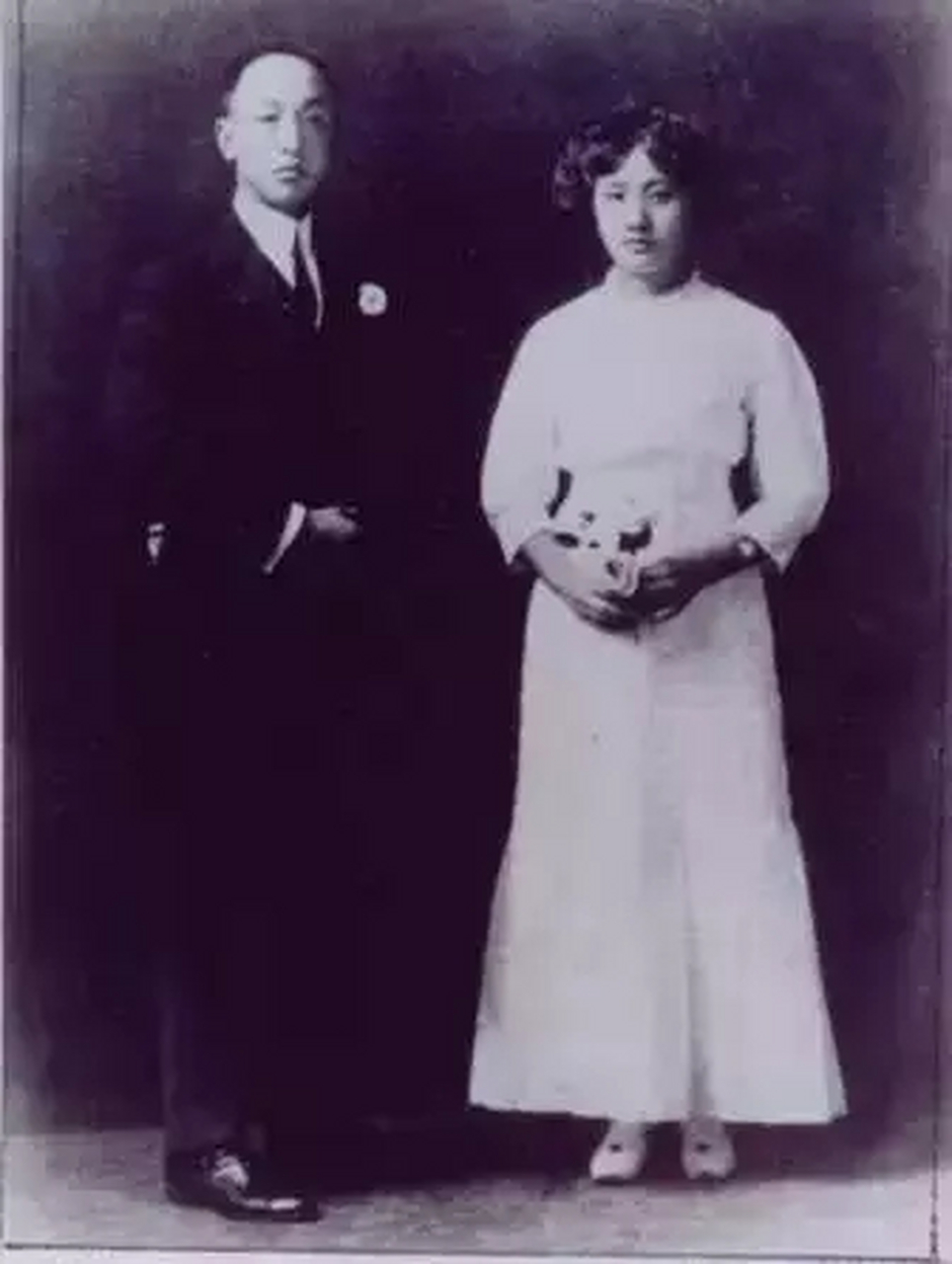 1929年,董竹君与夏之时分开,带着女儿们离开到上海,夏之时撂下狠话说