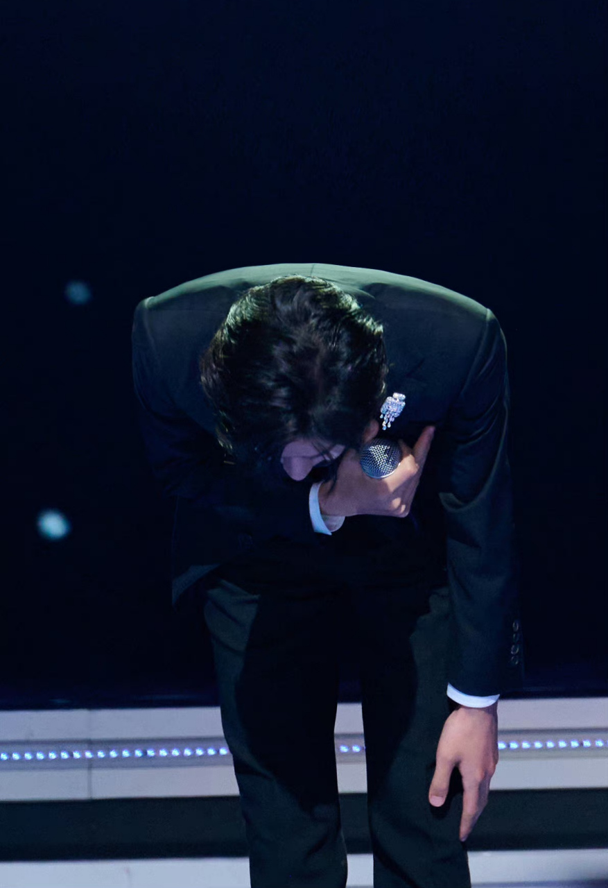 说王一博假唱?  理由一:现场唱得跟录音棚一样的效果.