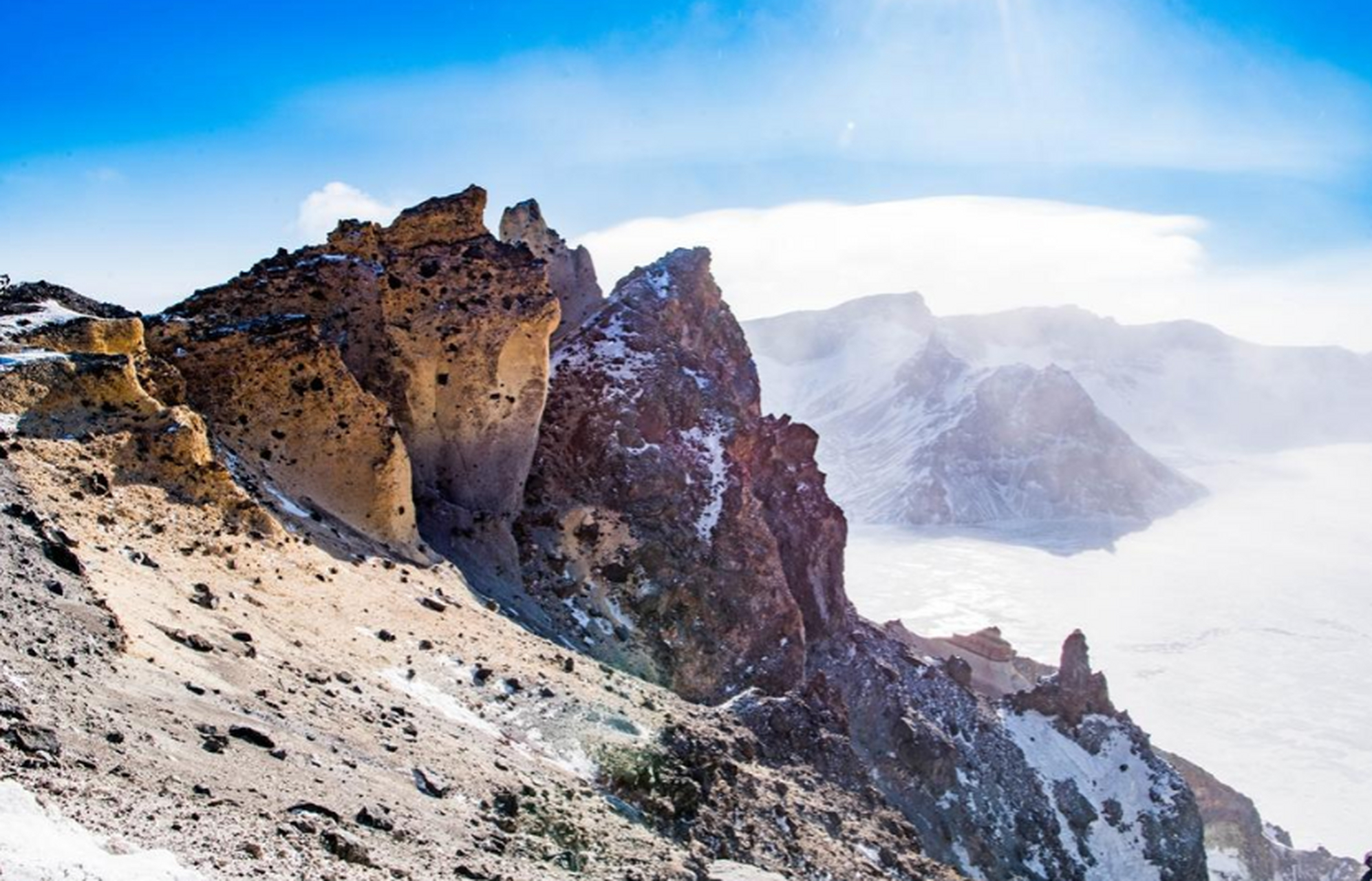长白山是中国吉林省边境的神秘名山,长白山天池是最大的高山湖泊,也是