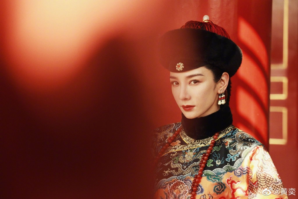 组图:跟我一起梦回清宫!黄奕晒大贵妃娜木钟清宫扮相写真