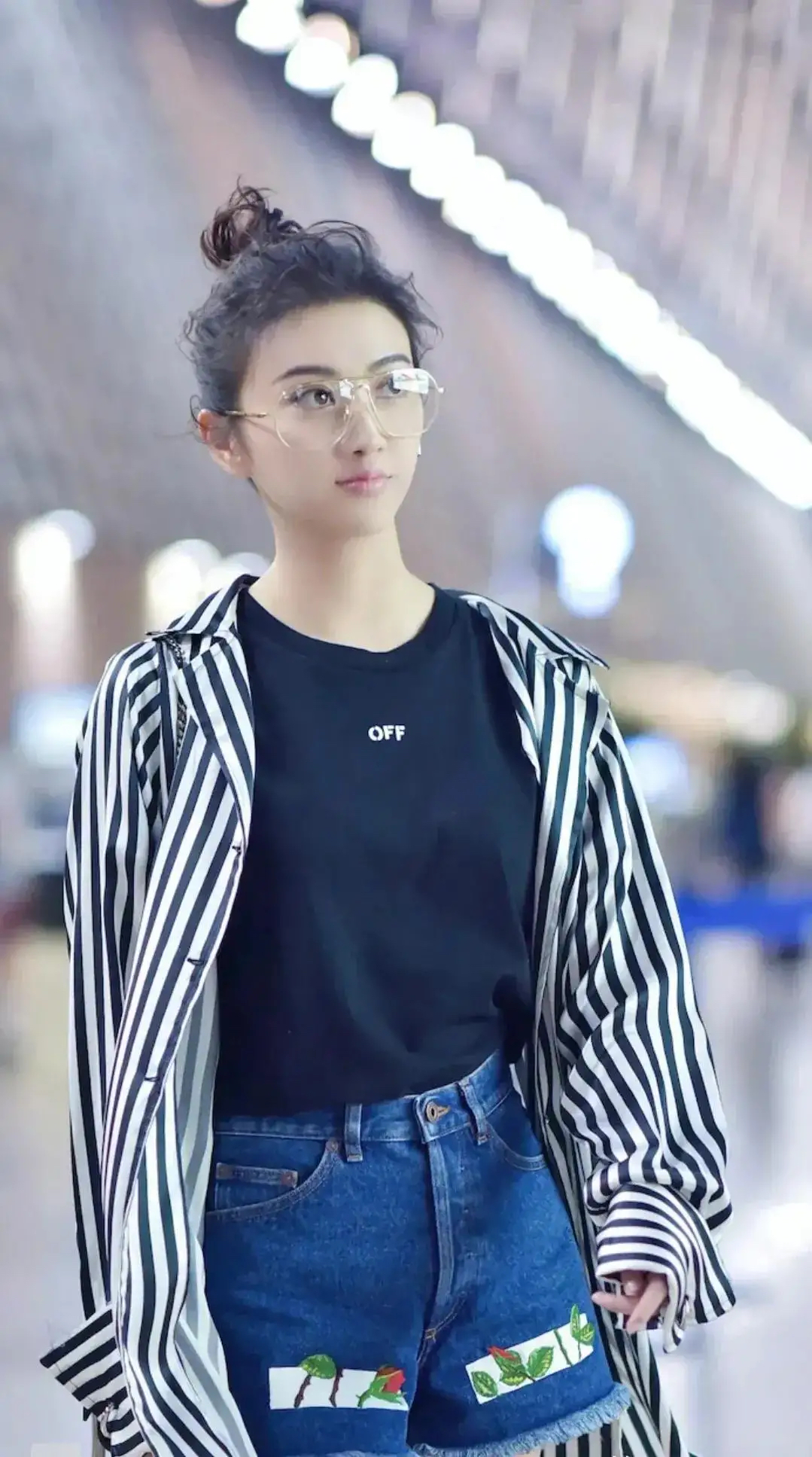 景甜的丸子头装扮,真的是活力十足,又飒又甜