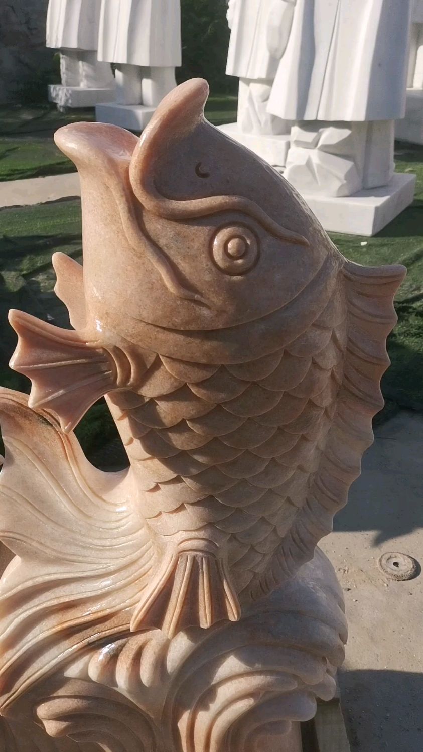 晚霞红石雕母子鱼 喷水鱼 庭院装饰-度小视