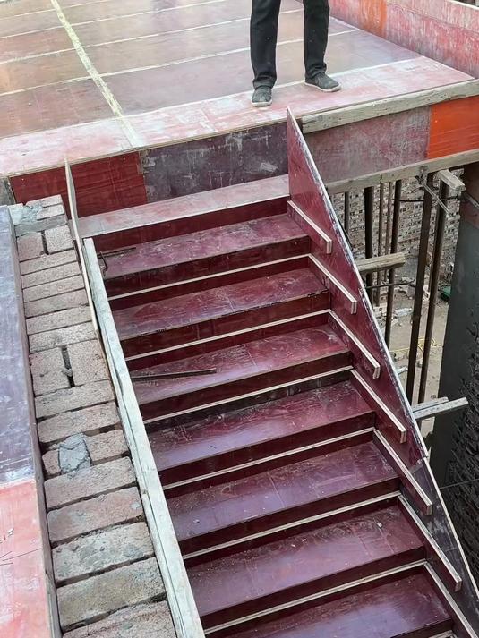 自建房这楼梯模板是不是不太对劲,这是什么造型,是不是做错了