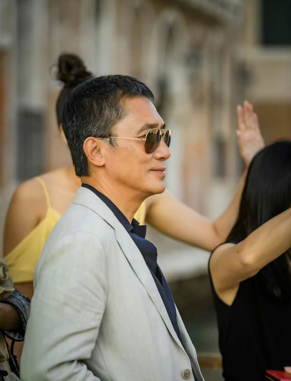 梁朝伟在威尼斯,虽然他已经年过60有了白发但笑容依旧羞涩眼神依然