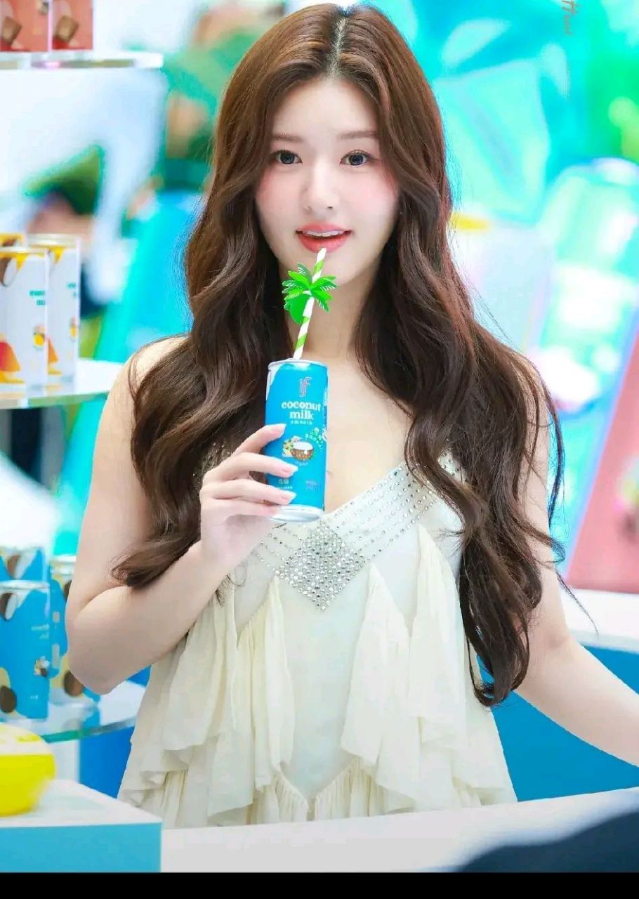 赵露思 一身吊带层次感白裙,头发微微卷,,参加线下活动,造型好仙噢!