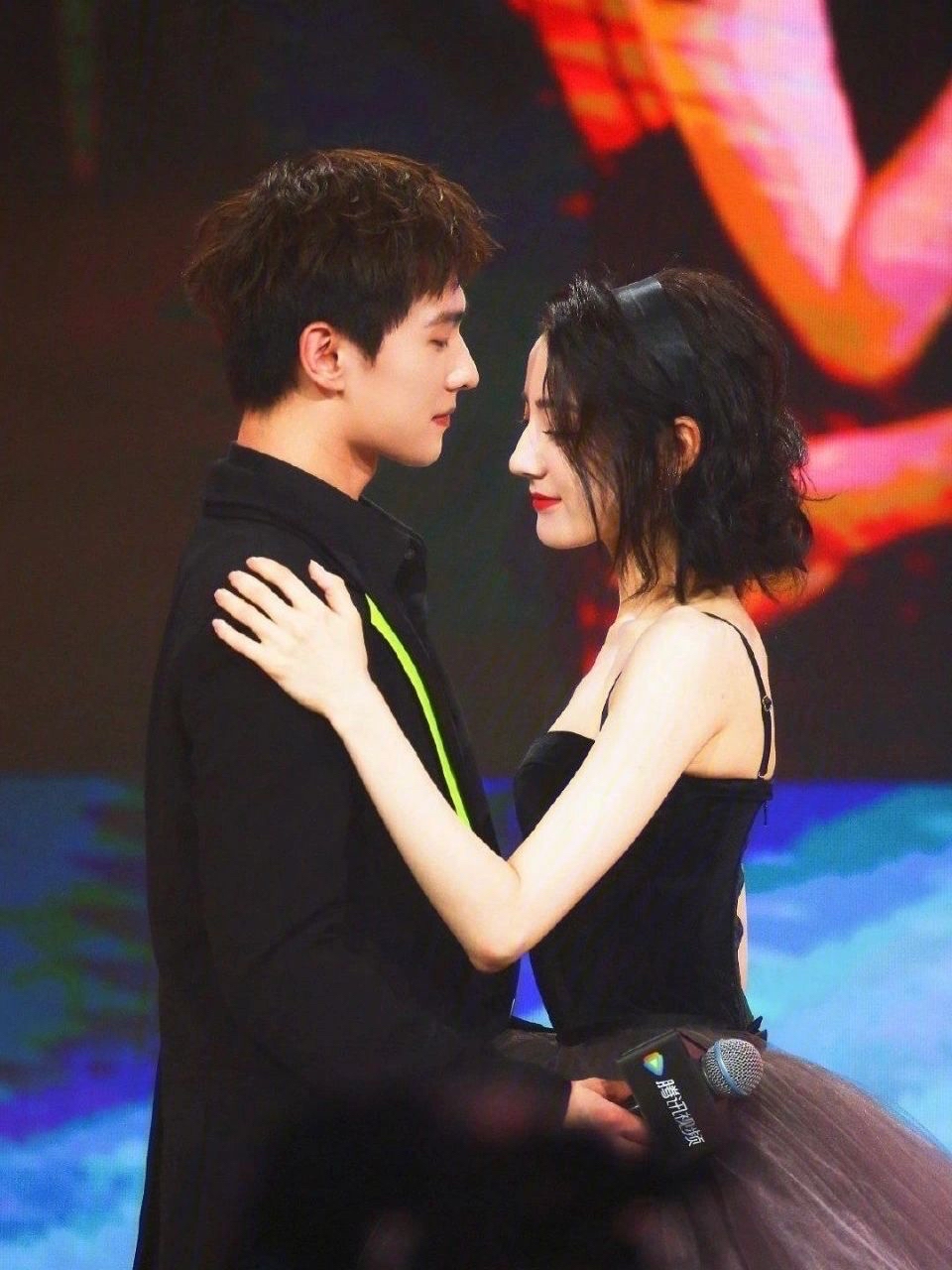 离谱!拍一部剧换一个女朋友,杨洋这是"男版萧亚轩"吧!