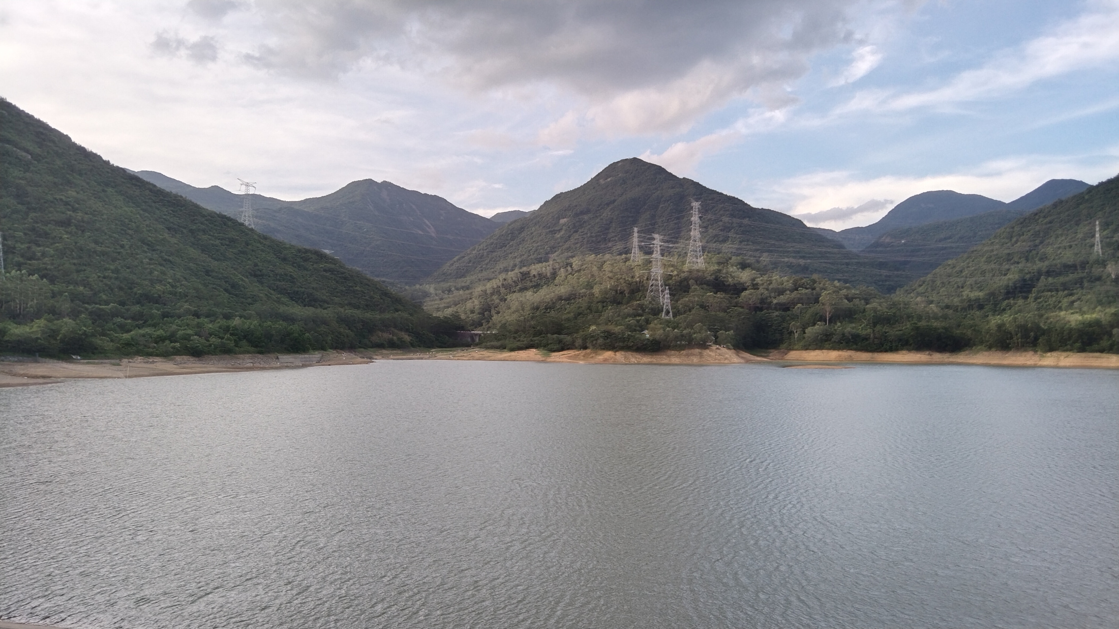 东莞清溪镇银瓶山下有一水库,三面环山,湖水清澈,环境优美.
