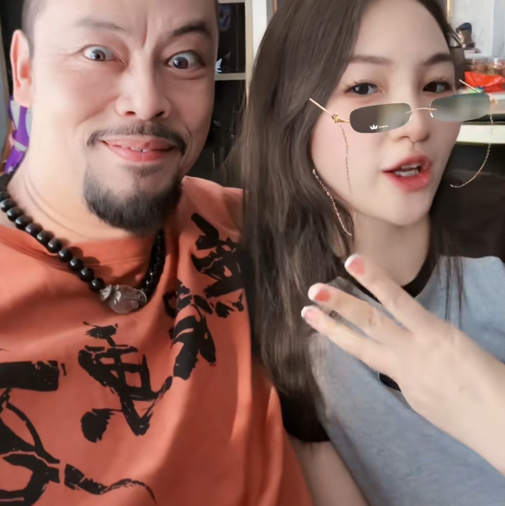 晋松与李汶桐同框像父女,想亲一口却被推开,否认靠钱抱得美人归