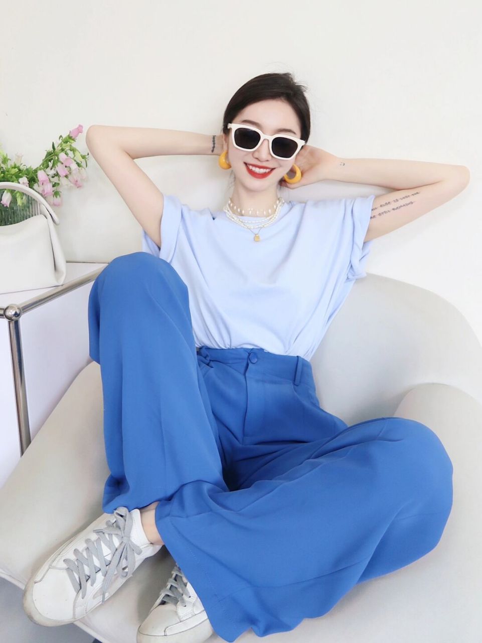 尝试清爽的蓝色系搭配,更加的浪漫精致,浅蓝色t恤搭配深蓝色的阔腿裤
