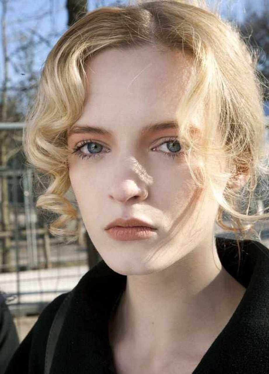 daria strokous  俄罗斯模特 90年出生 身高180cm 外号"鸭鸭""大裂技