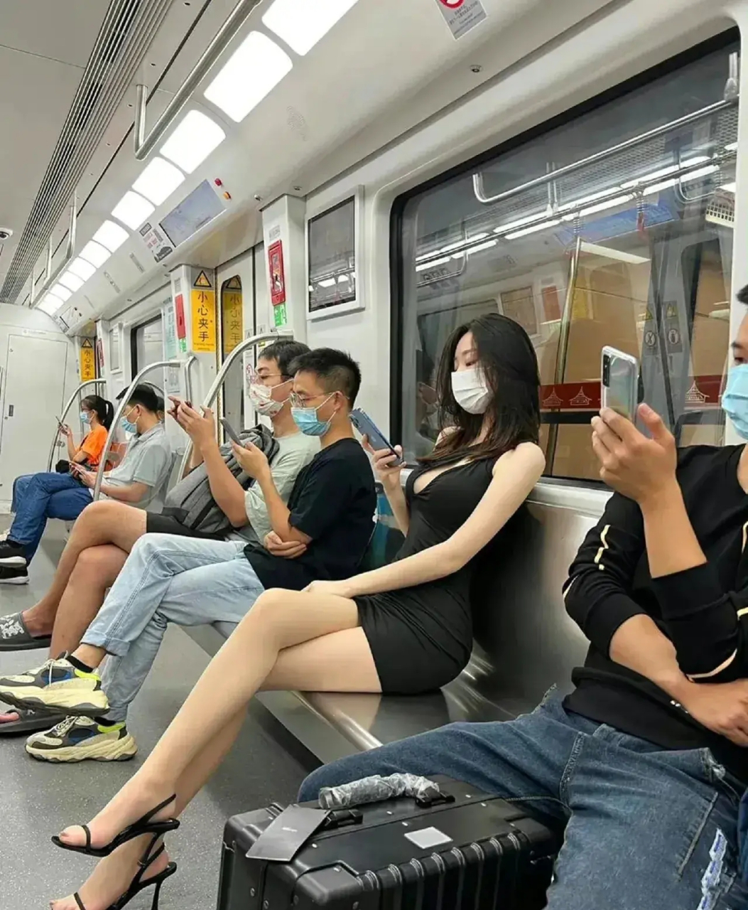 没有一个男人敢挨着美女坐,甚是孤芳自