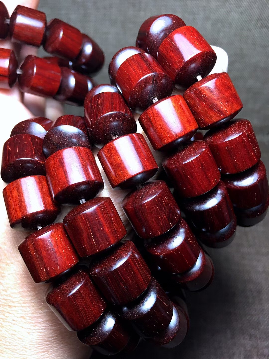 5桶珠 印度小叶紫檀顶泥材质 鸡血红金星