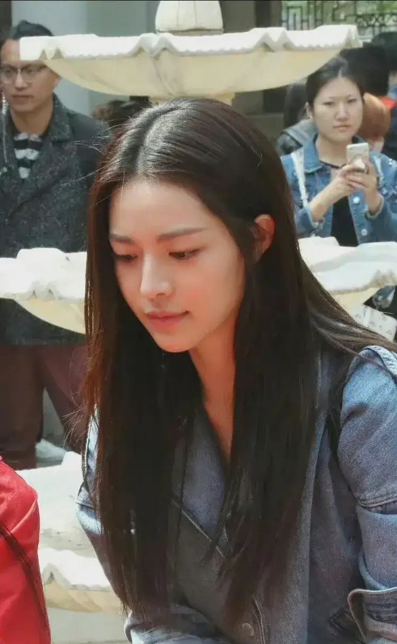 没整容之前的钟楚曦  以前的她胶原蛋白满满呀,立体度也很够想不明白