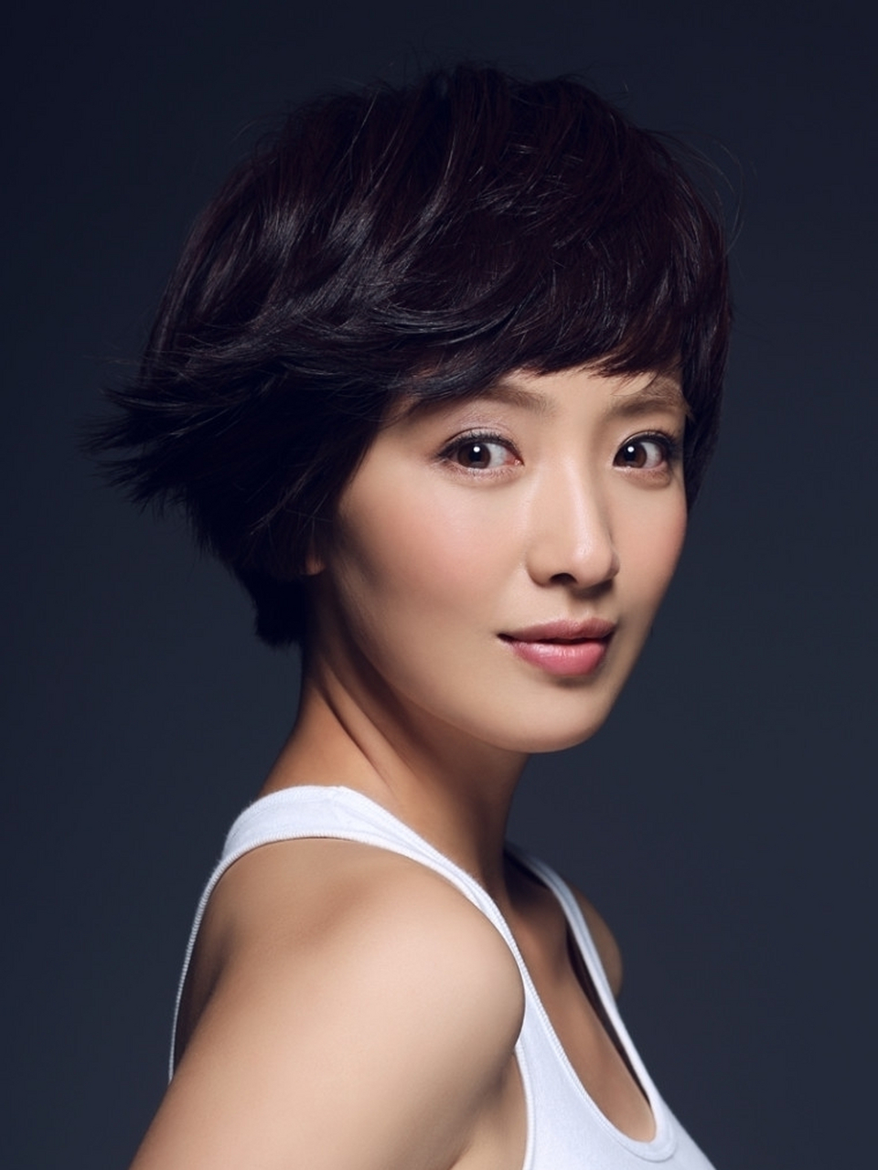 刘晓洁的外貌既秀丽又柔美,而笑起来脸上还有两个酒窝,特别可爱,个性