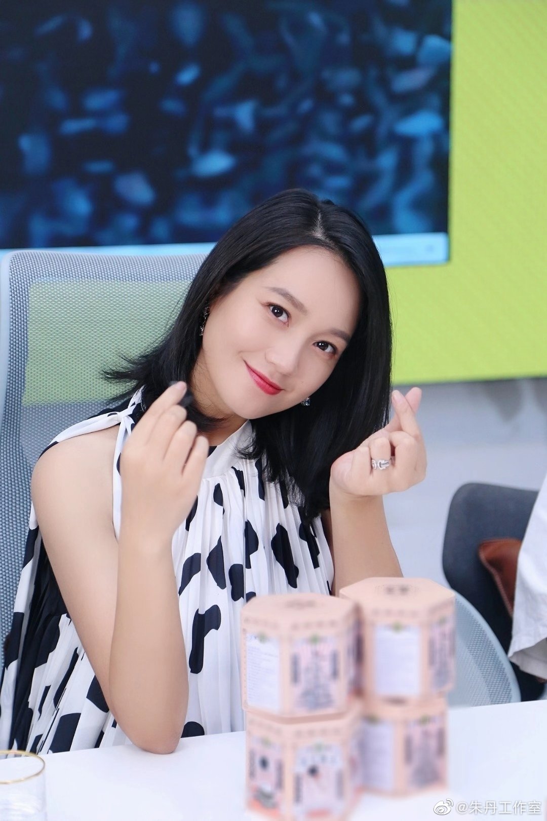 朱丹压褶黑白波点雪纺连衣裙,典雅的压褶,尽显温柔好气质