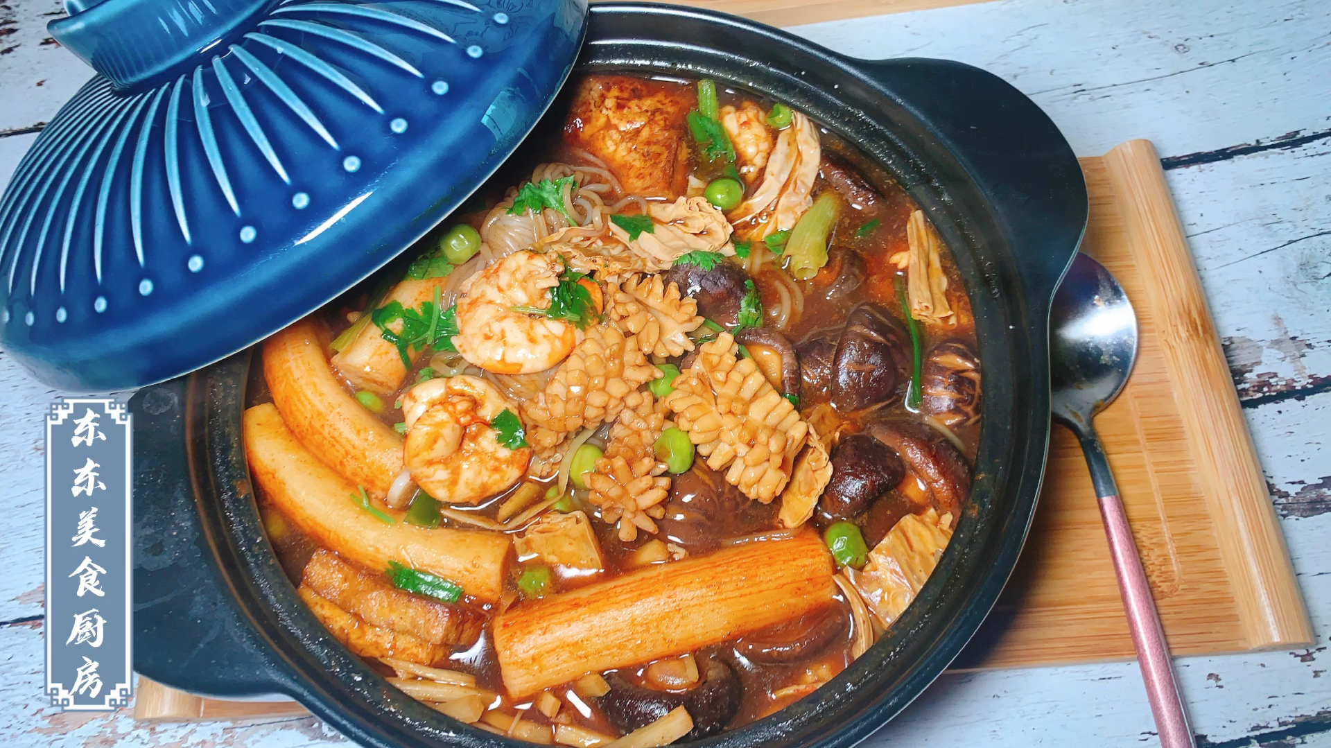 炒菜油大,水煮寡淡,来一锅海味聚会的什锦海鲜豆腐煲,美味呀~