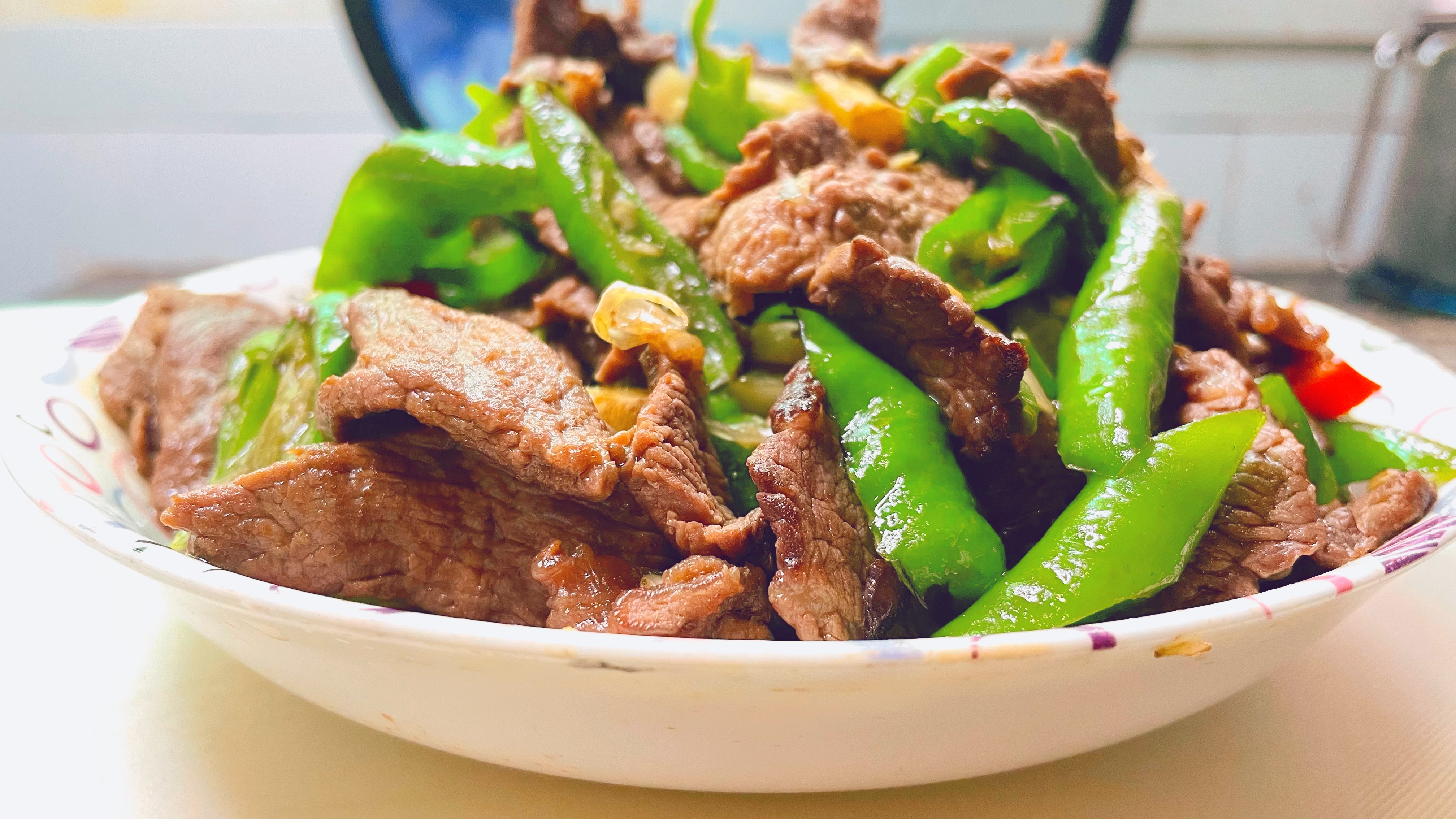 辣椒炒牛肉这样做,不腥不柴,香辣开胃,一上桌就光盘