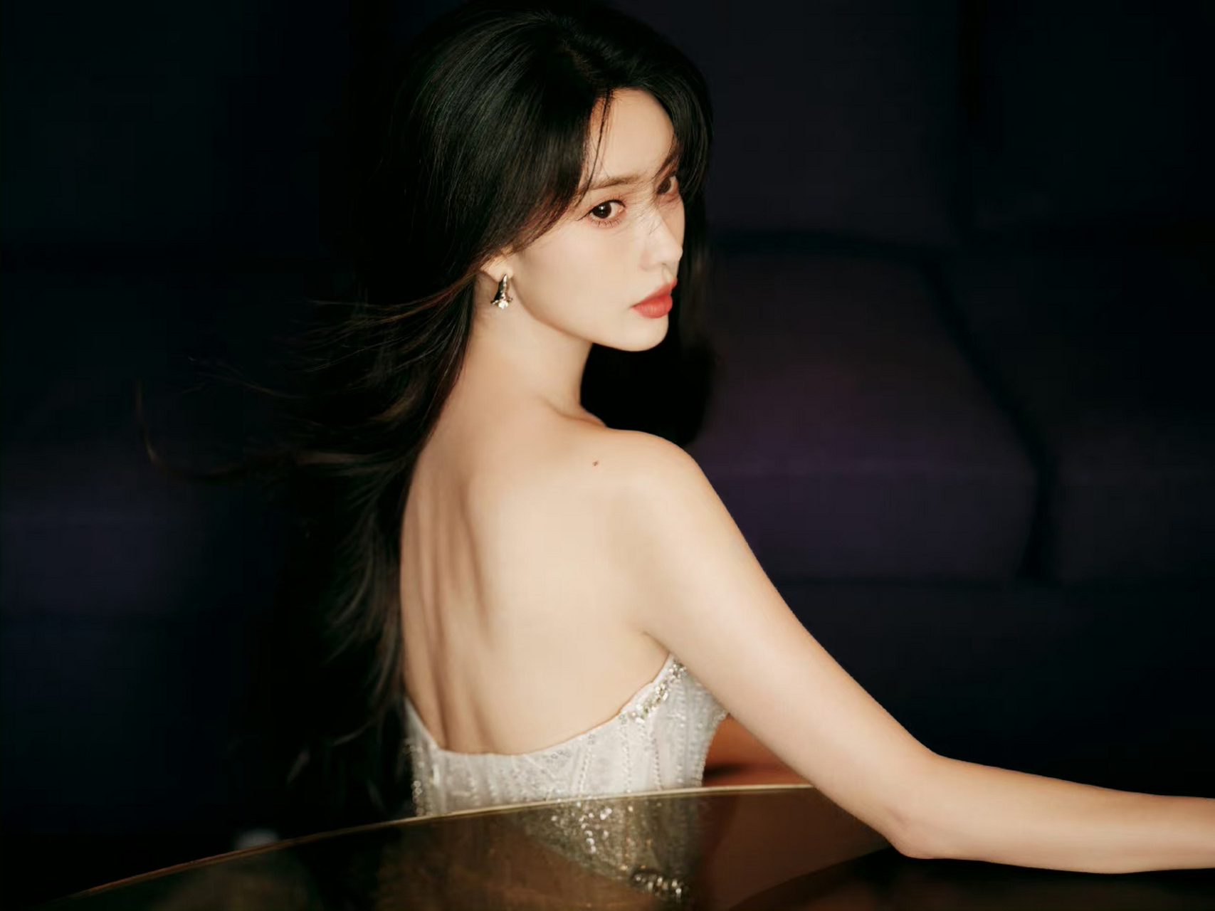 孟子义# 肤白貌美的容颜,丰满傲人的事业线,前凸后翘,香肩玉背,美腿