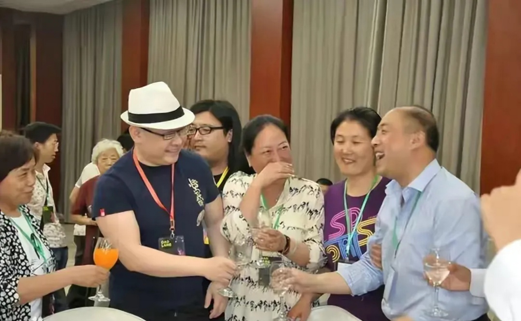 刀郎搂着一头白发的老奶奶合影,画面非常的温馨.