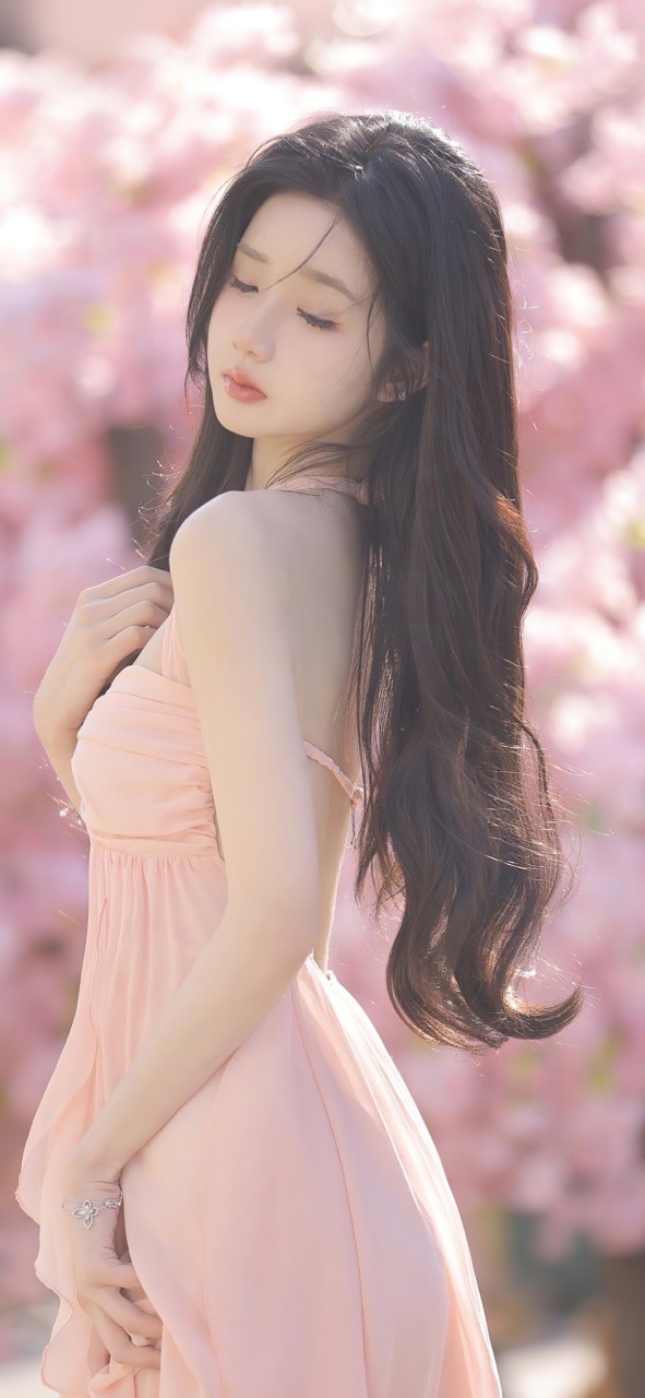 香肩微露,娇小可人!#美少女# #壁纸