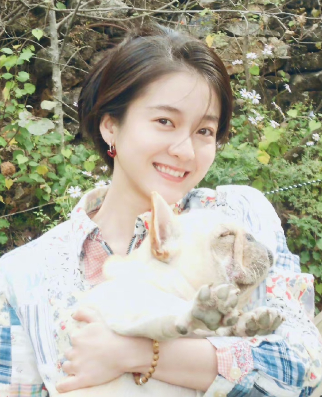 张雪迎晒秋游露营照,眉眼清秀,气质灵动,毕业那么久了还像校园里的