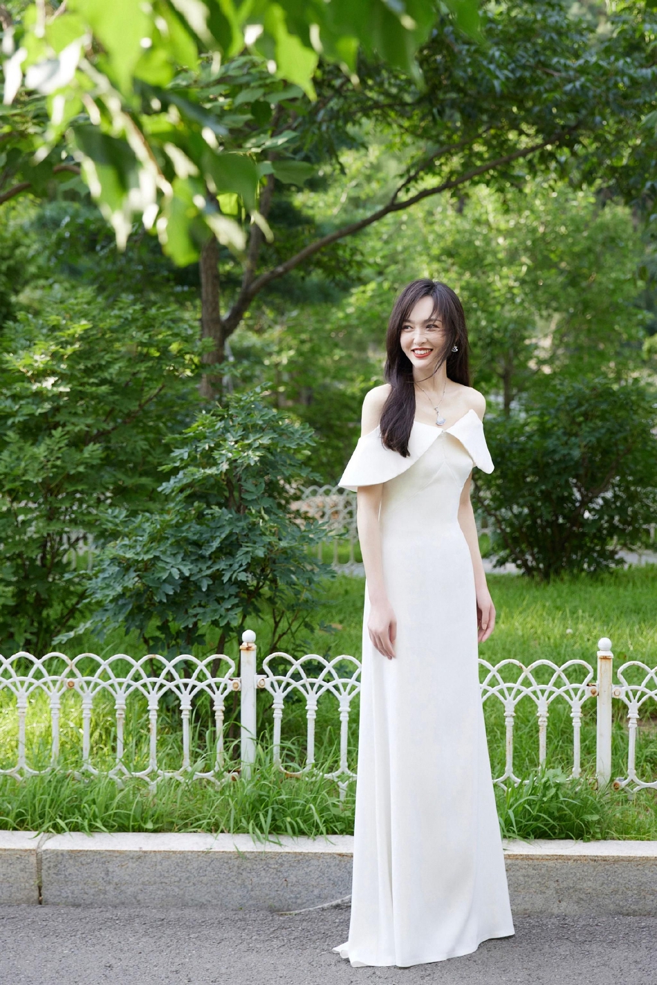 组图：唐嫣白色露肩长裙大片曝光夏日绿茵中长发翩然温柔缱绻