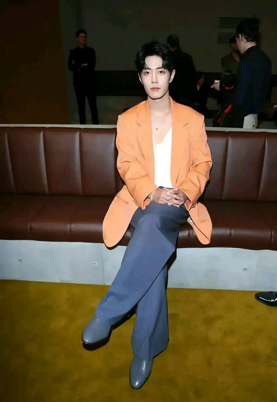 肖战参加活动的鞋子仔细看原来是高跟拖鞋,休闲慵懒又时尚的穿搭,喜欢