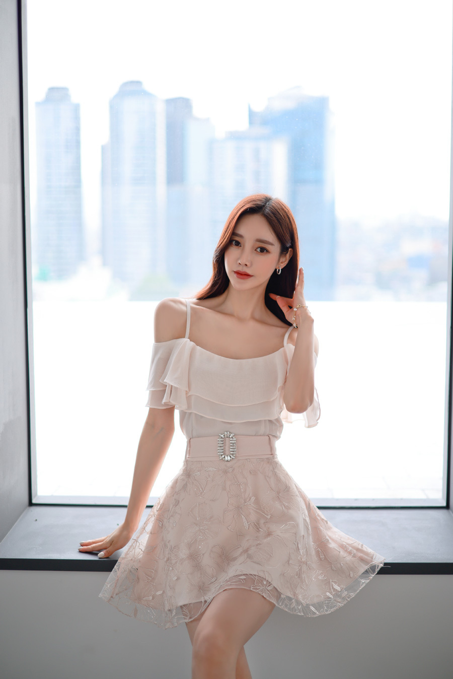 孙允珠韩国嫩模,露肩吊带超短裙穿搭,水嫩诱人