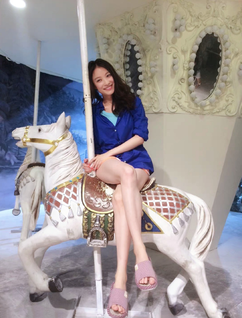 倪妮# 光脚丫穿拖鞋坐旋转木马,不停做鬼脸表情,释放女人天性,大秀