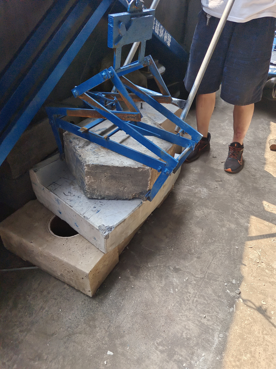 新款路沿石码垛机,空心砖码垛机,水泥砖码砖装车机,该机器采用三相电