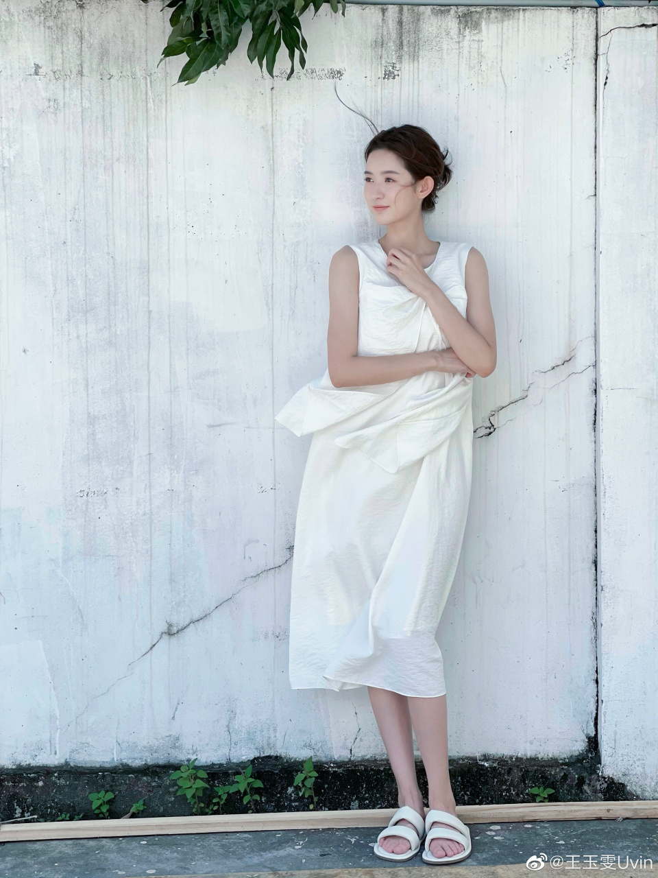 演员王玉雯夏日街拍照,可爱的小脚丫搭配黑白两双凉鞋都挺好看的.