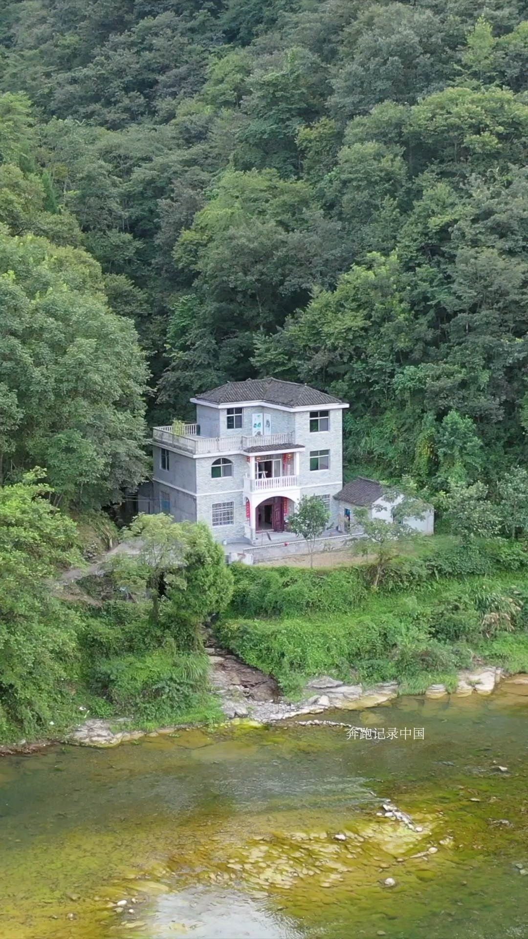在大山里面发现一户人家,三层楼房,依山而建,背靠大山,主人过着世外