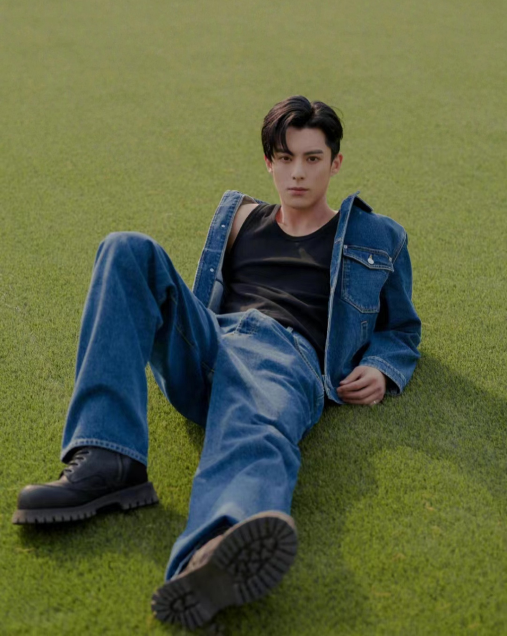 新晋流量小生王鹤棣,痞帅十足,虽出身于普通家庭,但却有贵公子的气质.