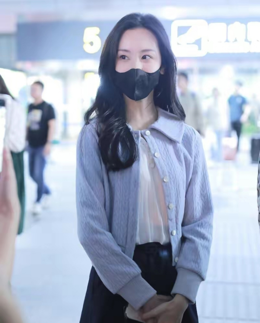 明星机场照 陈都灵现身湖南长沙机场,前往录制《你好星期六》  明星