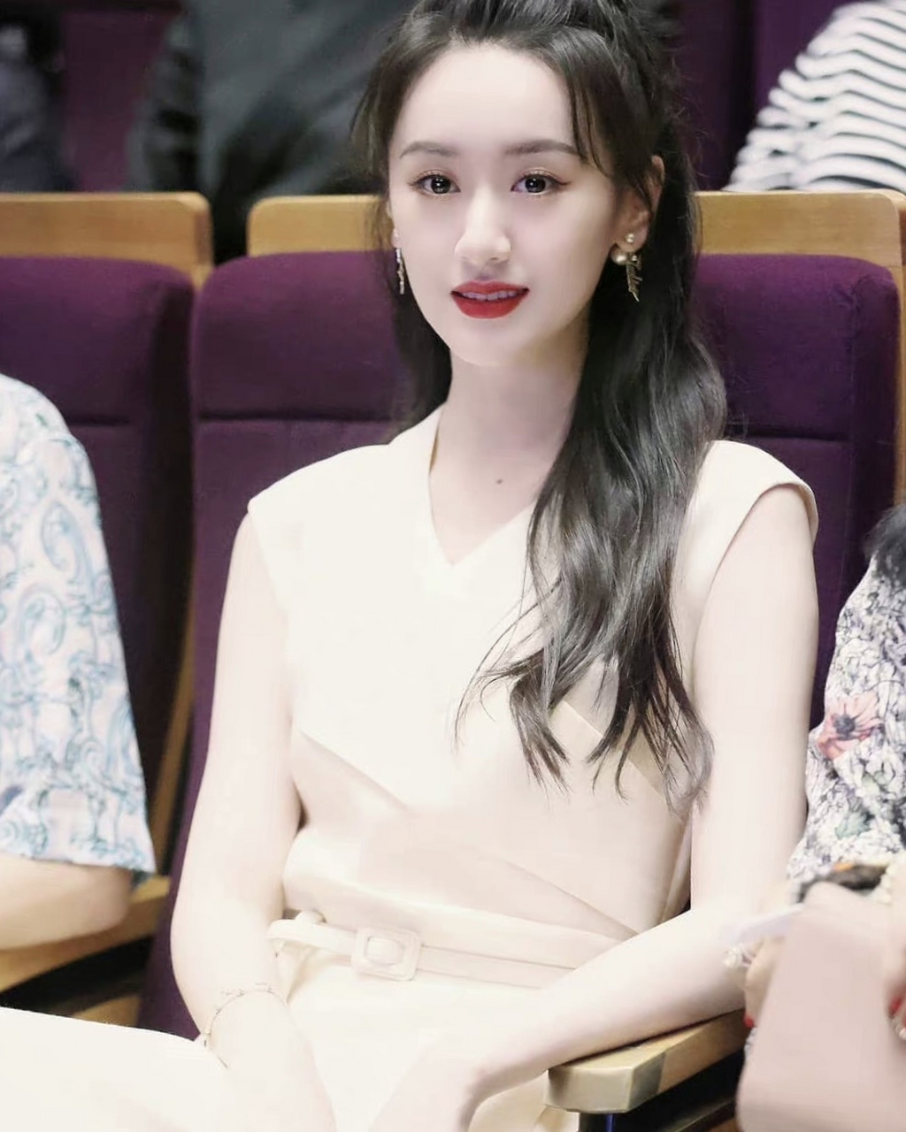 白裙子高马尾又飒又甜,美腻!#袁冰妍